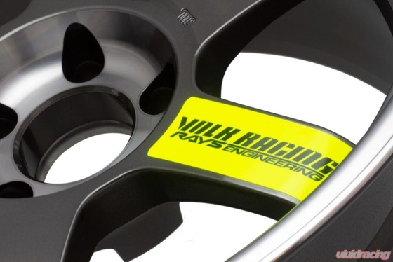 طبق عميق من الجرافيت المضغوط بعجلات من Rays Volk Racing TE37V S